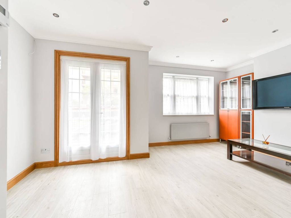 3 bed flat for sale in Worsopp Drive, Clapham Common South Side, London