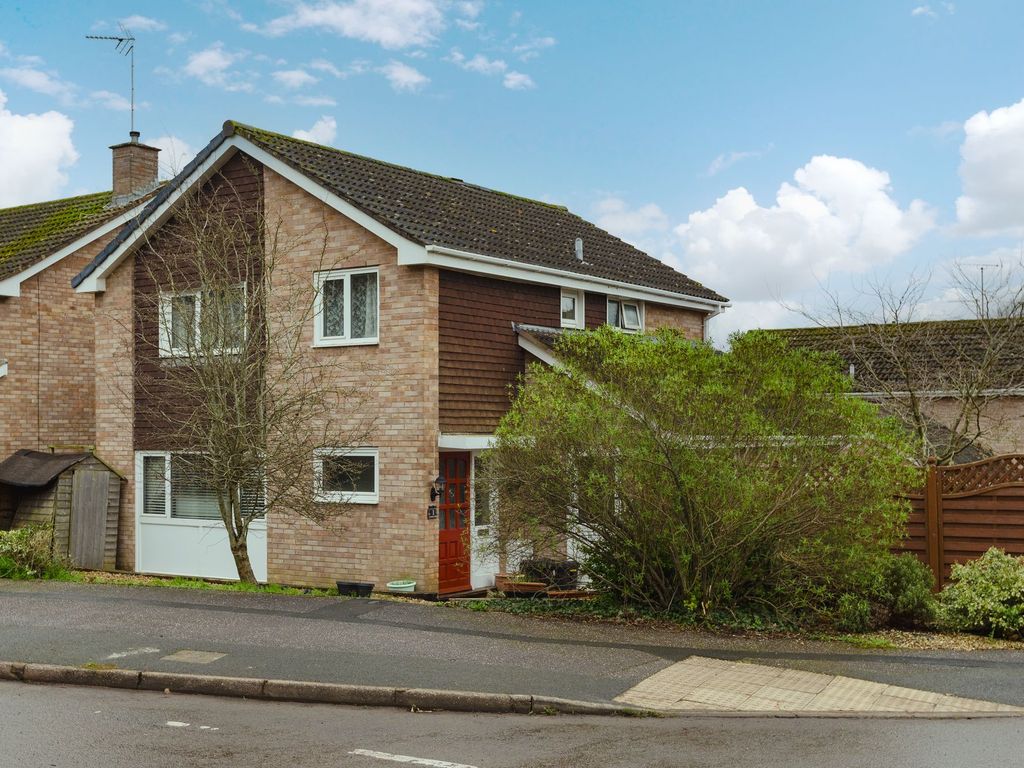 4 bed detached house to rent in Tuckers Close, Crediton EX17, £1,450