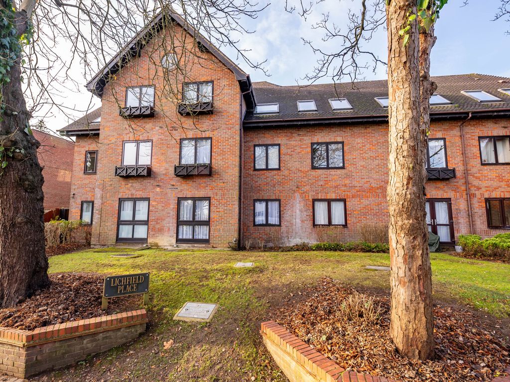 2 bed flat for sale in Lichfield Place, Lemsford Road, St Albans, Herts