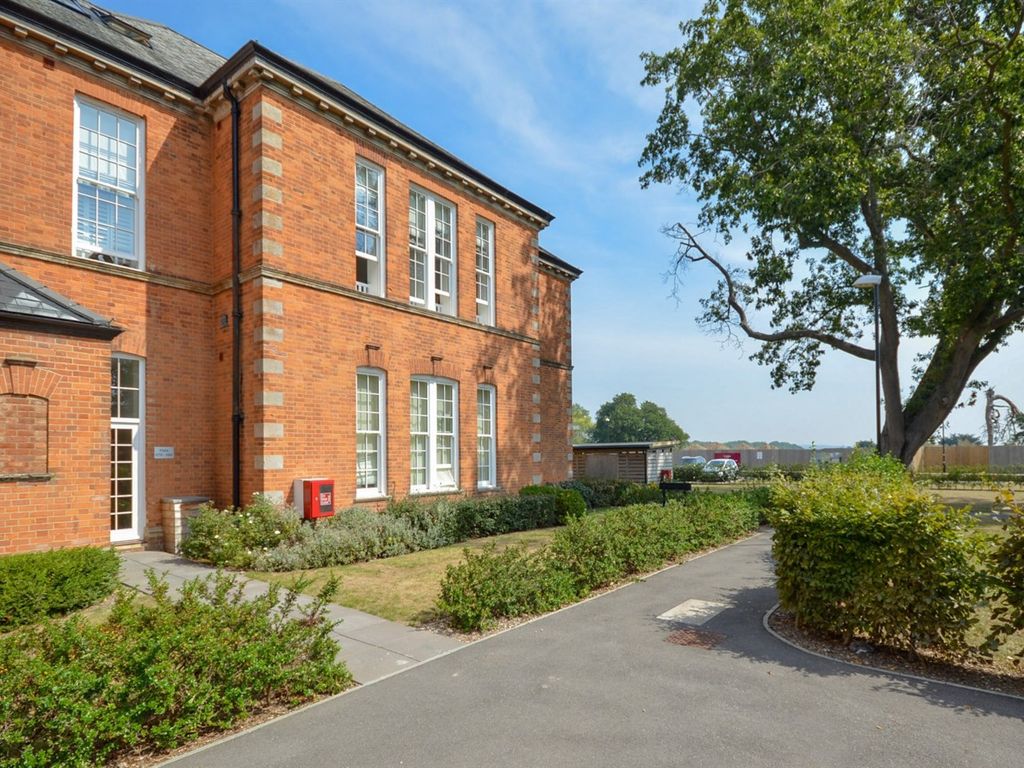 2 bed flat to rent in 272 Longley Road, Chichester, West Sussex PO19, £