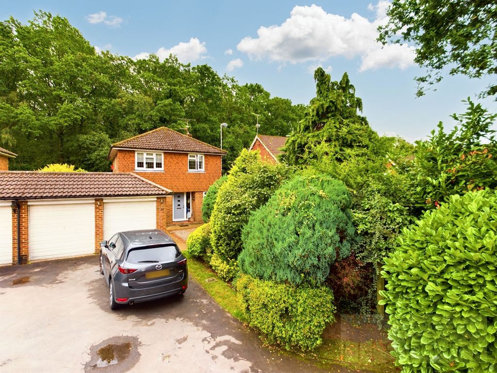 3 bed detached house for sale in Lashmere, Copthorne RH10, £575,000
