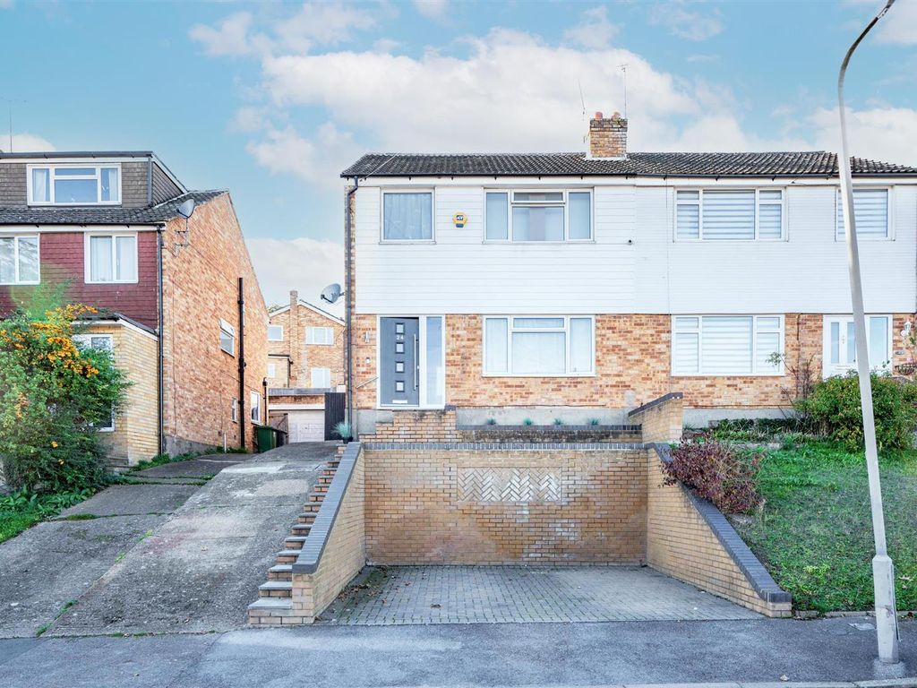 3 bed semidetached house for sale in Mayhew Crescent, High