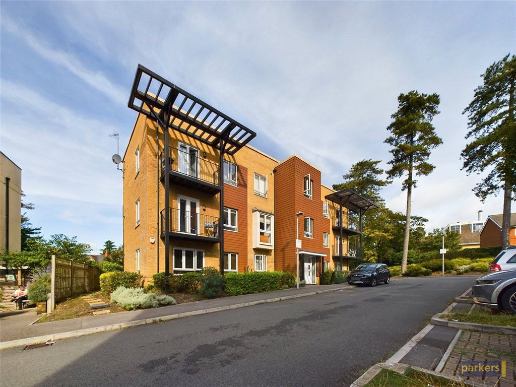 2 bed flat to rent in Whitley Rise, Reading, Berkshire RG2, £1,300 pcm
