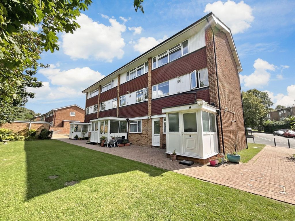 2 bed to rent in Rutherford Close, Sutton SM2, £1,500 pcm