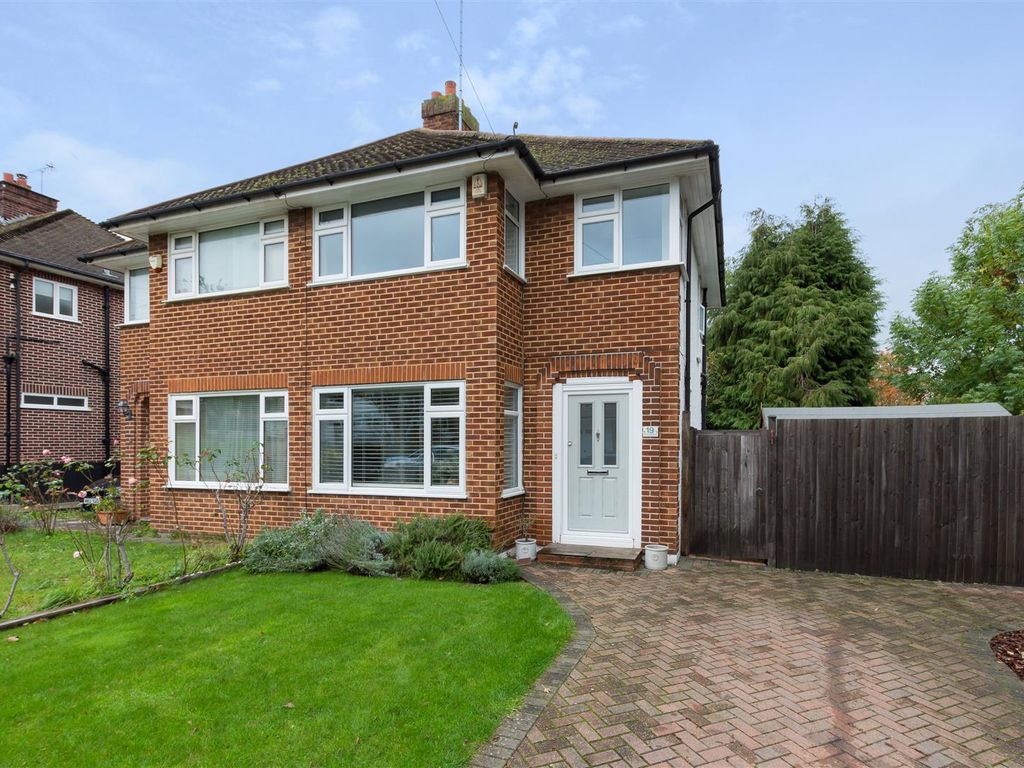 3 bed semidetached house for sale in Ashley Gardens, Farnborough