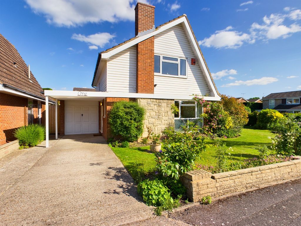 Pentland Road, Chiltern Park, Aylesbury HP21  