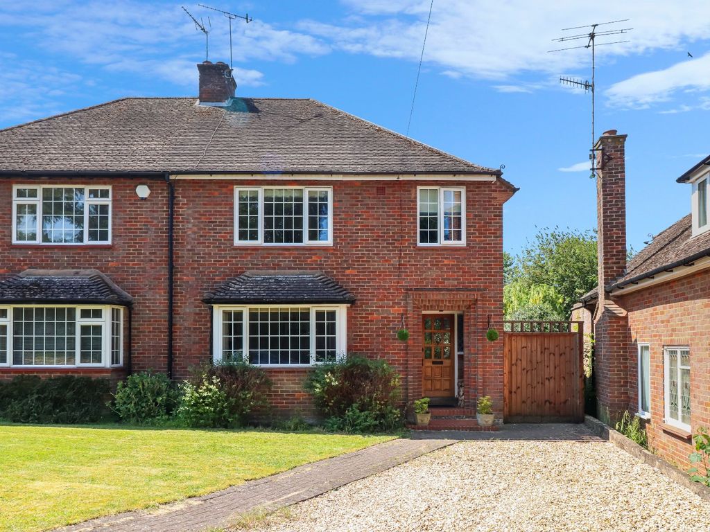 3 bed semidetached house for sale in Germains Close, Chesham