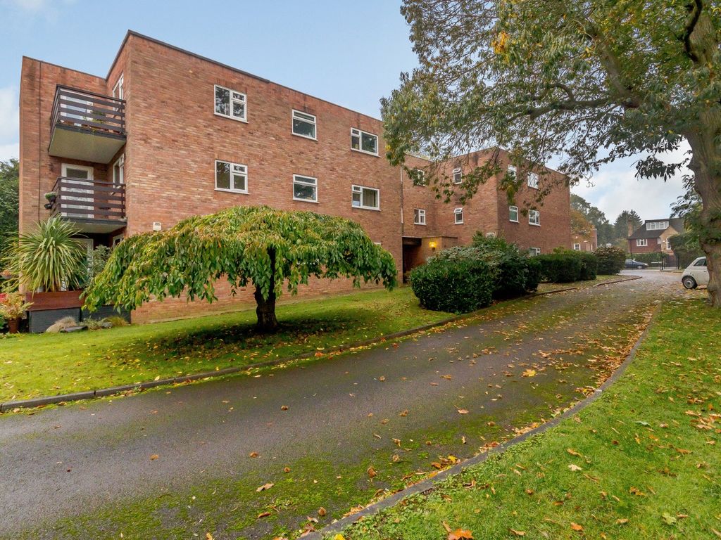 2 bed flat to rent in Abbotswood, 29 Oatlands Chase, Weybridge KT13, £