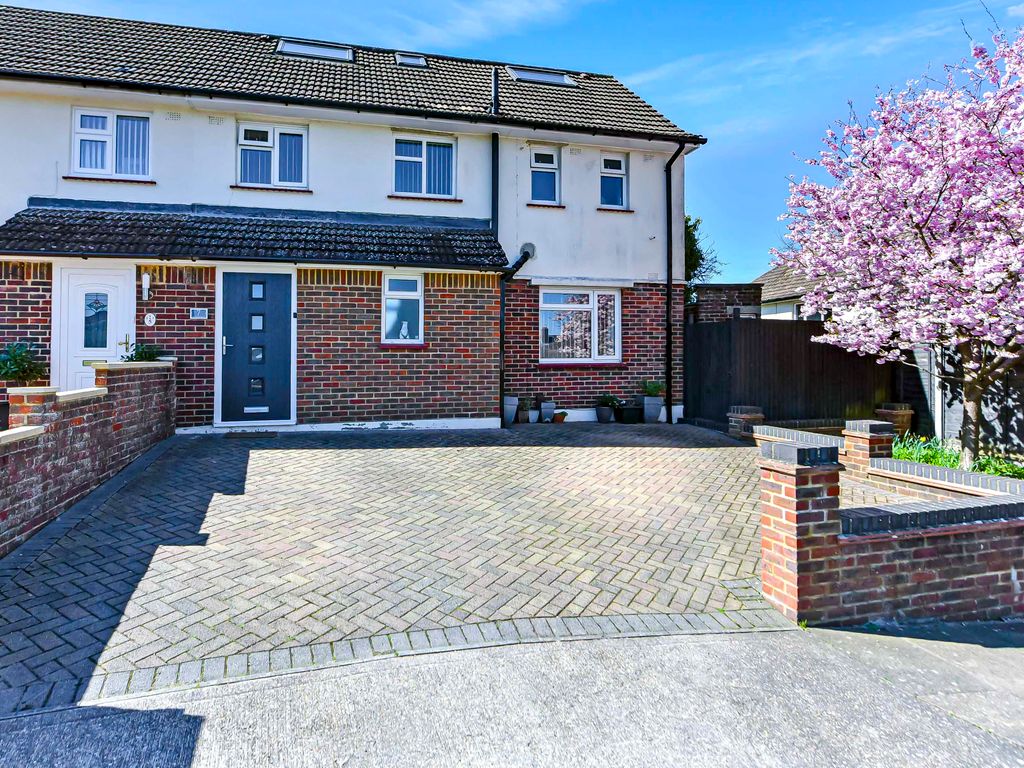 5 bed semidetached house for sale in Mckenzie Road, Chatham, Kent. ME5