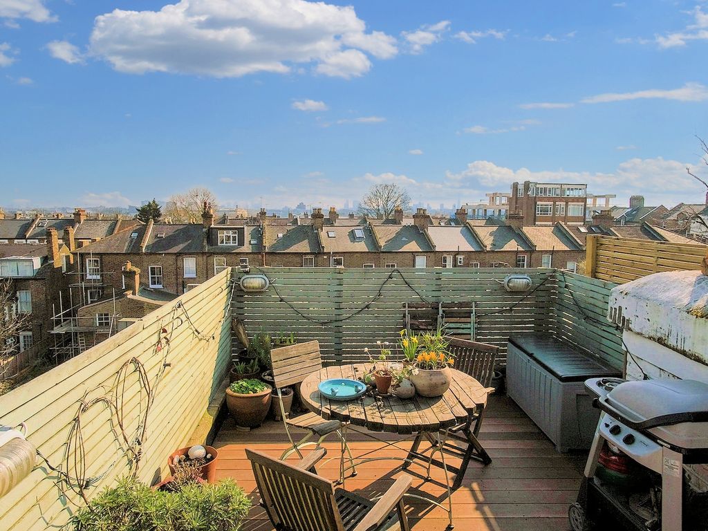 2 bed to rent in St. John's Villas, Archway, London N19, £