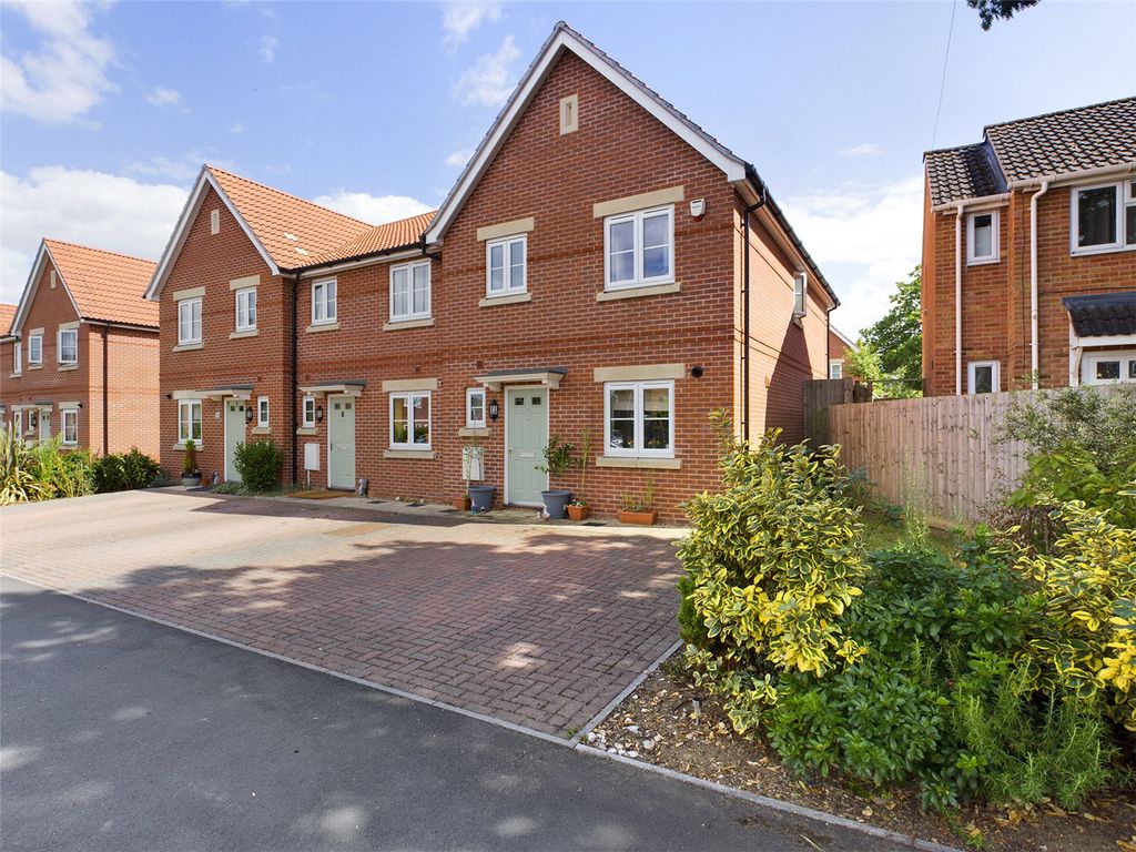 3 bed end terrace house for sale in Florence Mews, Alma Road