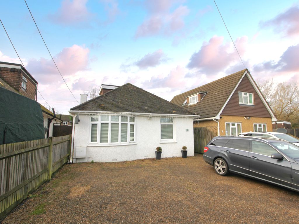 3 bed property to rent in Masons Bridge Road, Redhill RH1, £2,000 pcm