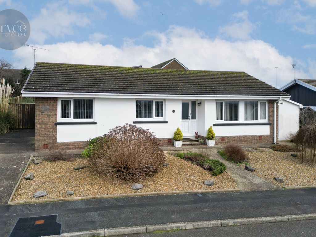 3 bed detached bungalow for sale in Ramsey Drive, Milford Haven SA73, £