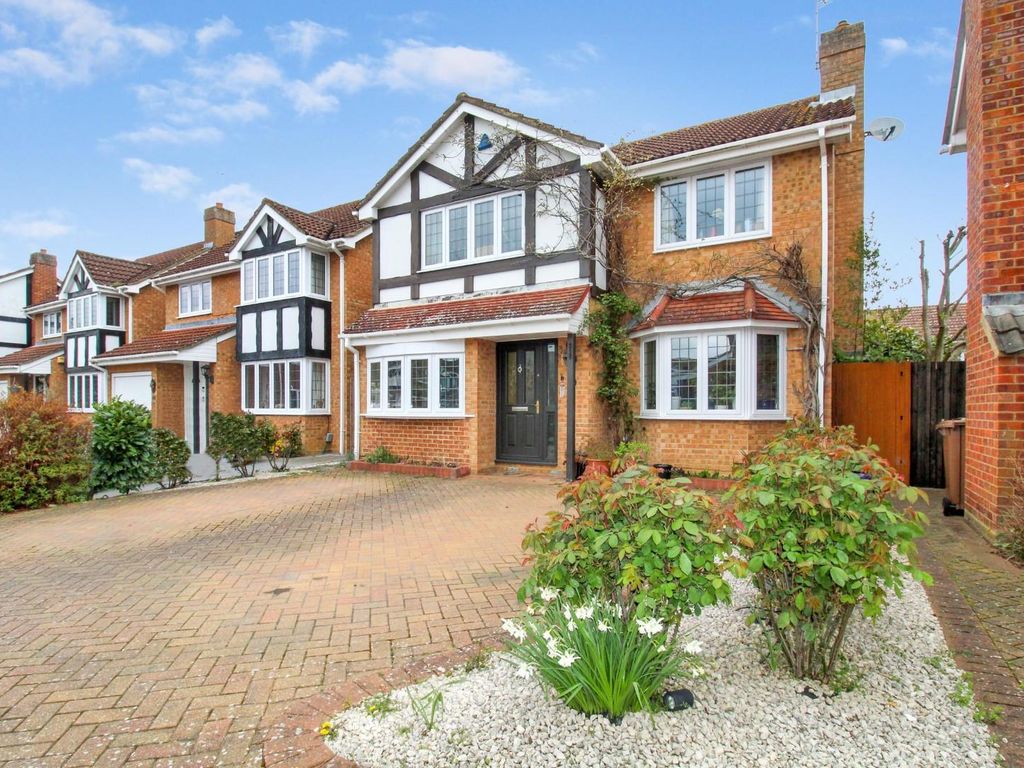 4 bed property for sale in Kingfisher Close, Stanstead Abbotts, Ware
