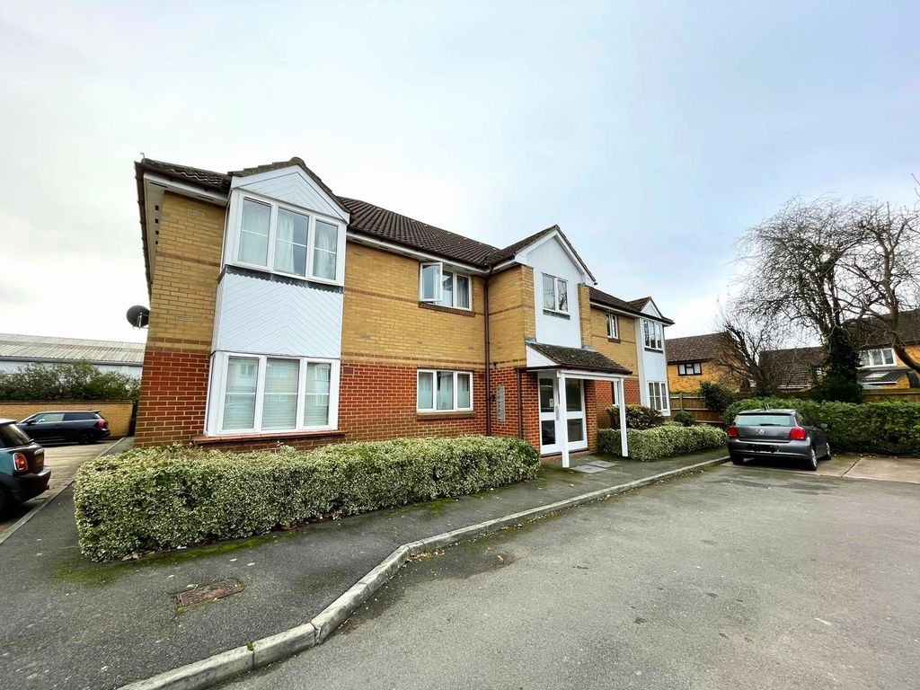 2 bed flat to rent in Chestnut Court, Hitchin SG5, £1,200 pcm Zoopla