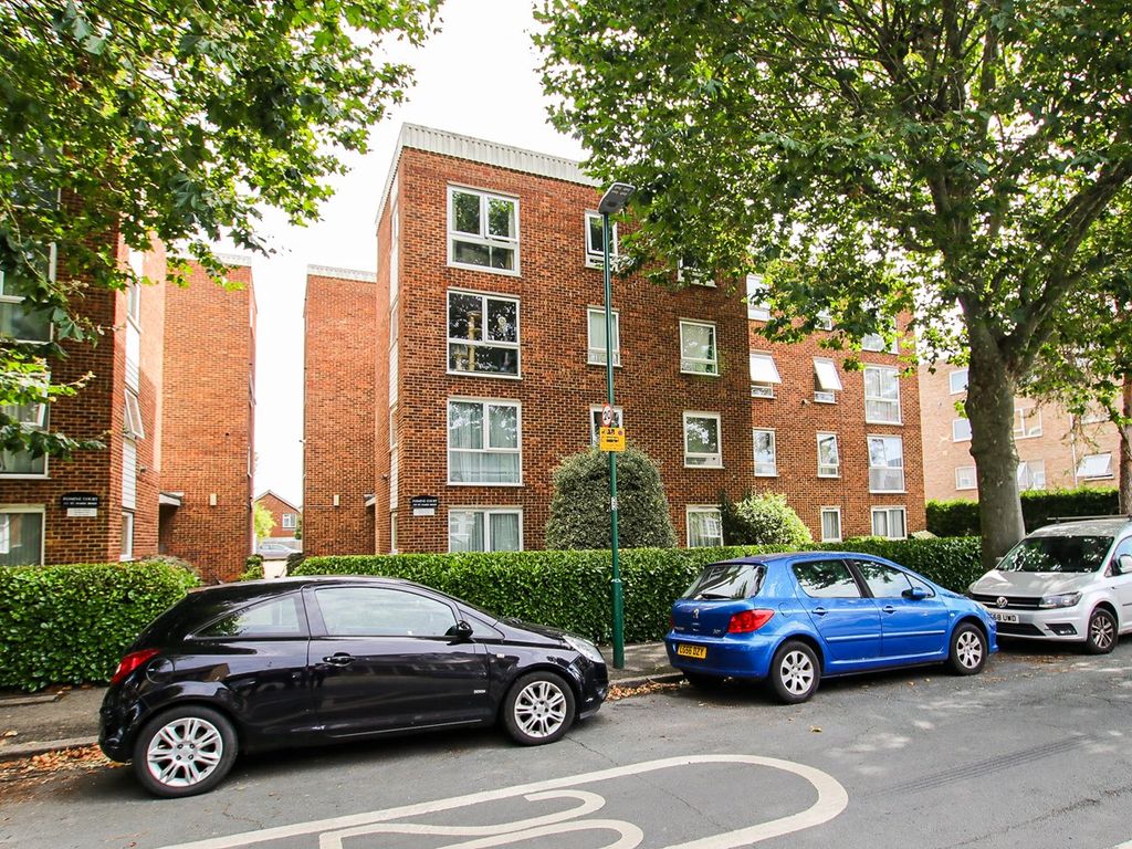 1 bed flat to rent in Jasmine Court, St. James' Road, Sutton SM1, £