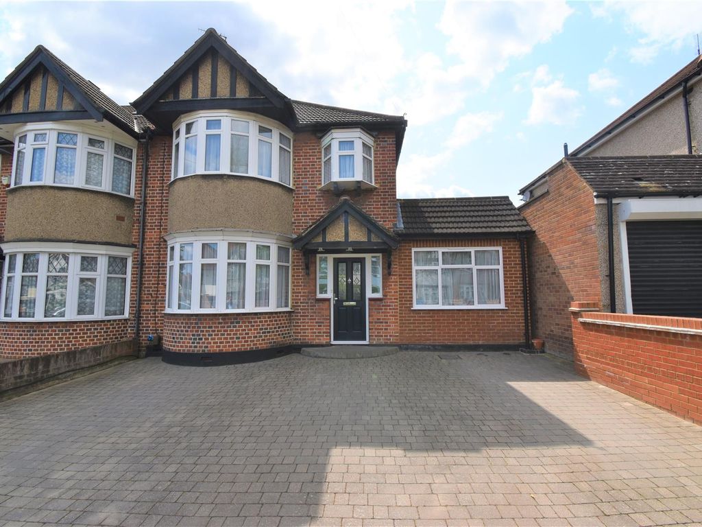 5 bed end terrace house for sale in Victoria Road, Ruislip Manor