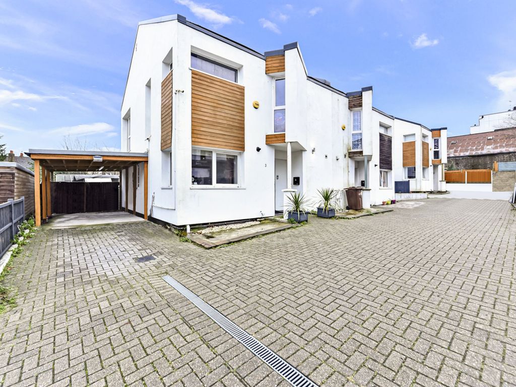 3 bed semidetached house for sale in Black Lion Court, Mill Road