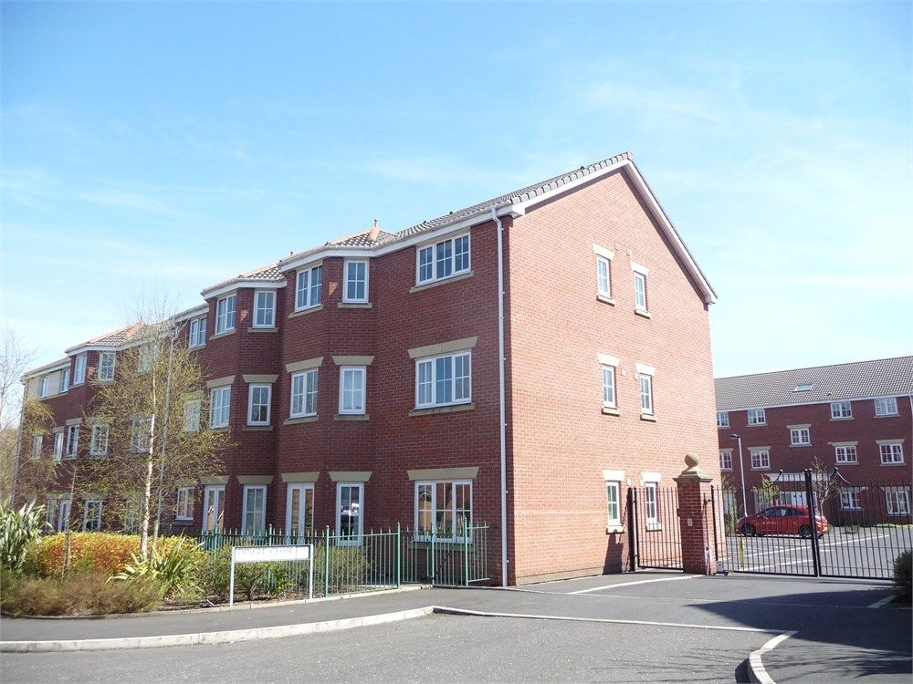 2 bed flat to rent in Dingle Close, Radcliffe, Manchester M26, £850 pcm