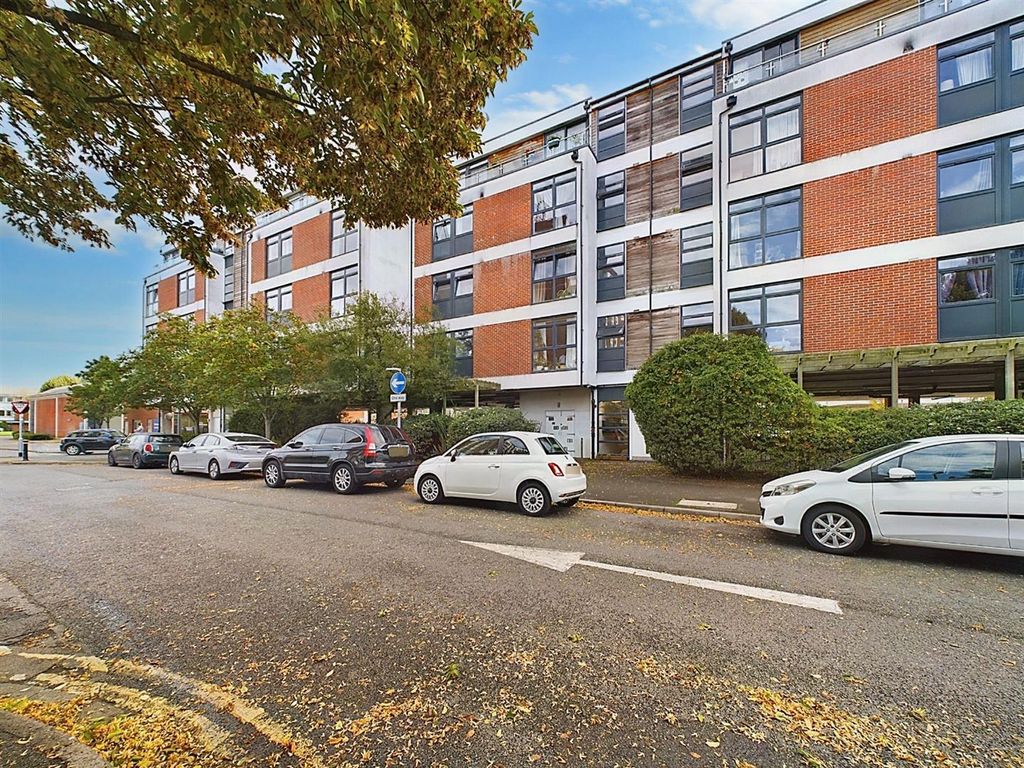 2 bed flat for sale in Victoria Avenue, West Molesey KT8, £325,000 Zoopla