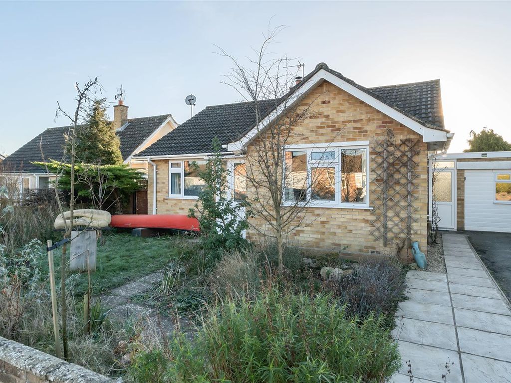 2 bed detached bungalow for sale in Upcot Crescent, Taunton TA1, £