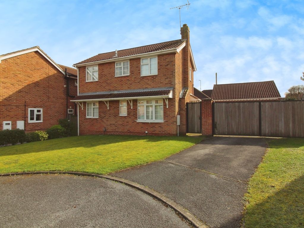 3 bed detached house for sale in Goldfinch Close, Mansfield NG18, £