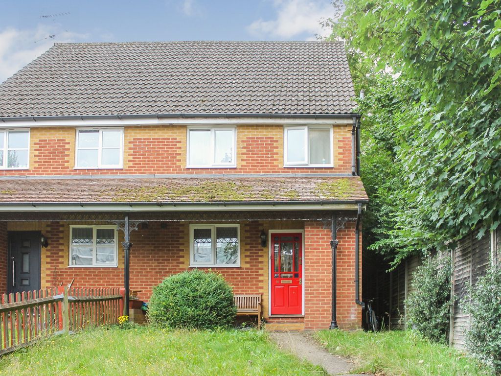4 bed semidetached house to rent in Union Street, Farnborough GU14
