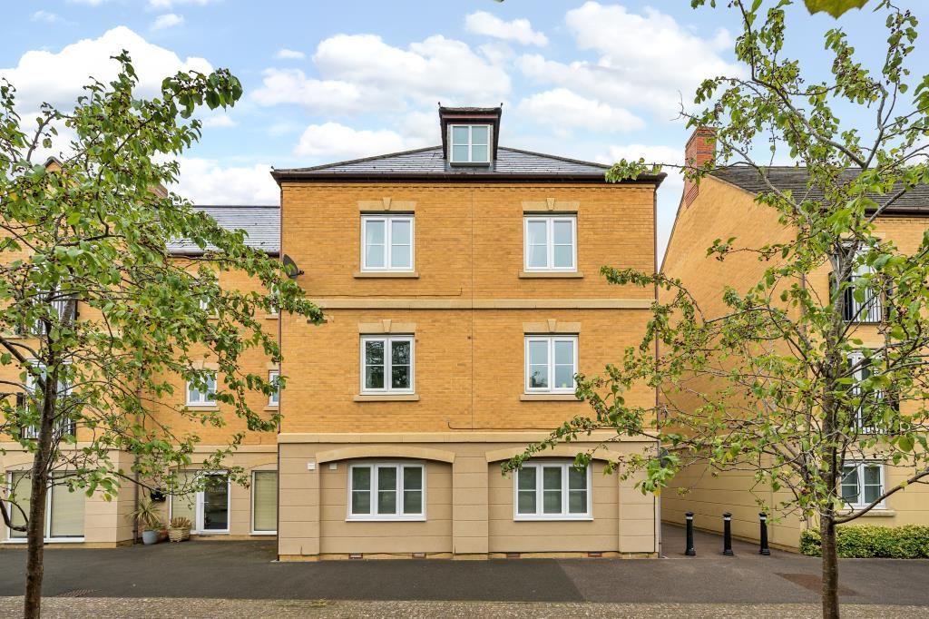 2 bed flat for sale in Weavers Bridge House, Witney OX28, £250,000 Zoopla
