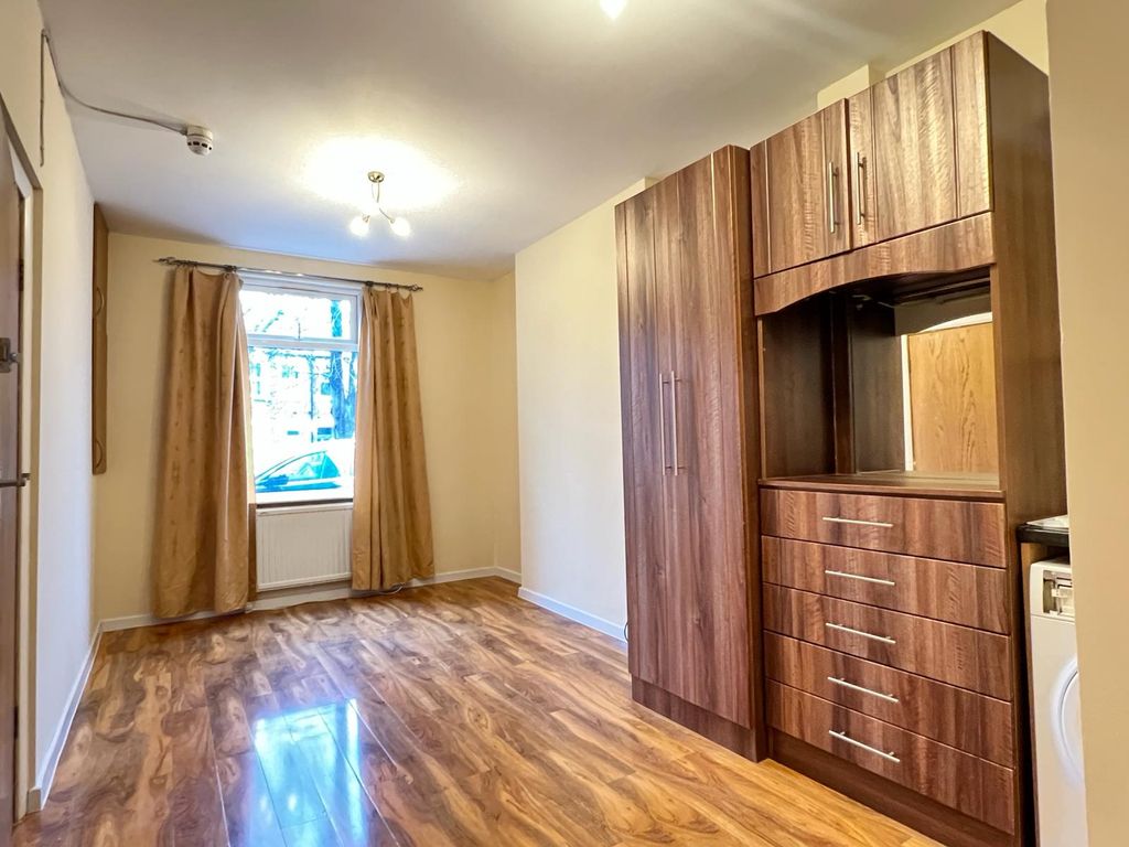 Studio to rent in St. Stephens Road, Hounslow TW3, £900 pcm Zoopla