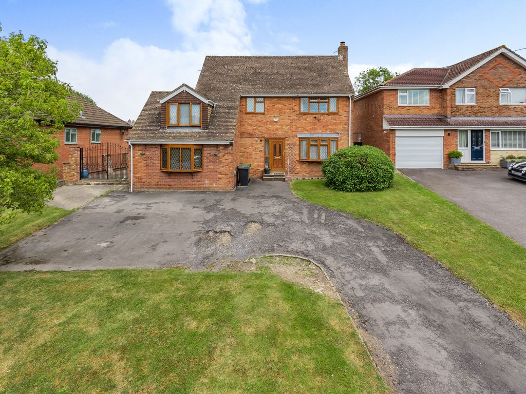 6 bed detached house for sale in Marlborough Road, Wroughton, Wiltshire