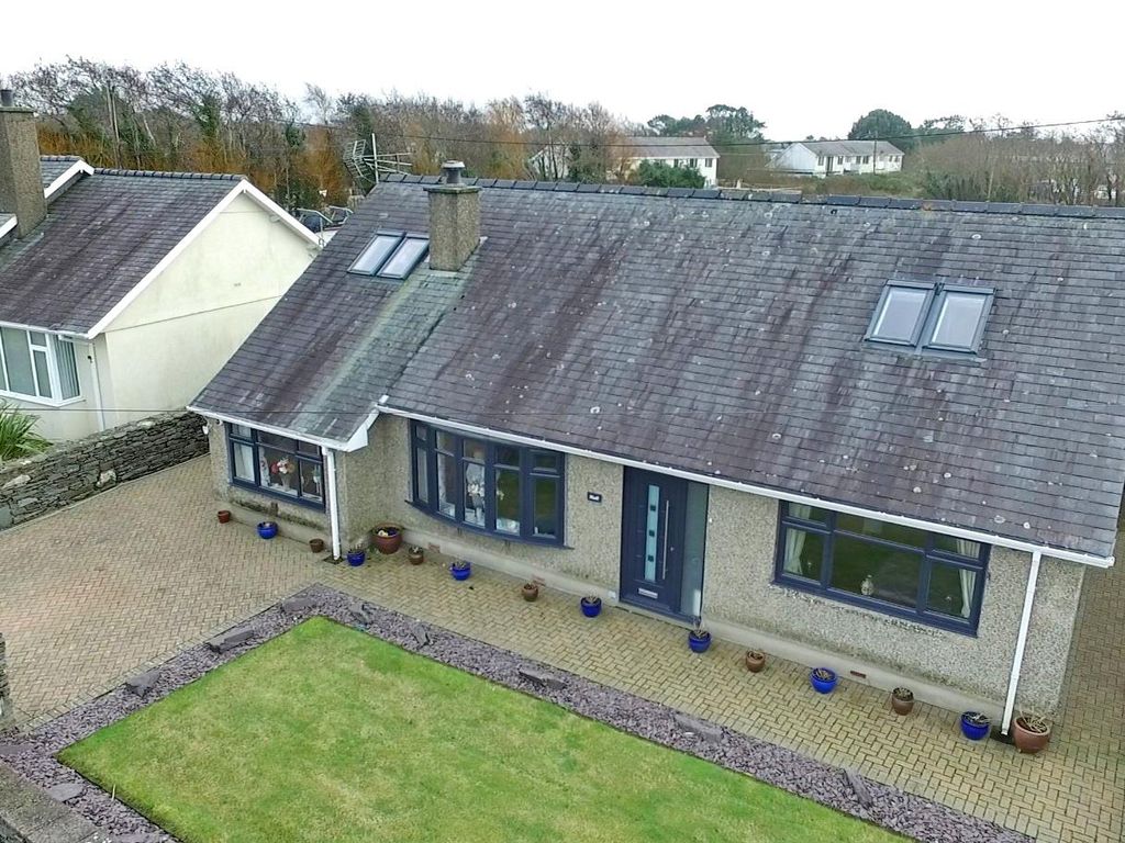 4 bed detached bungalow for sale in Morfa Bychan, Porthmadog, Gwynedd