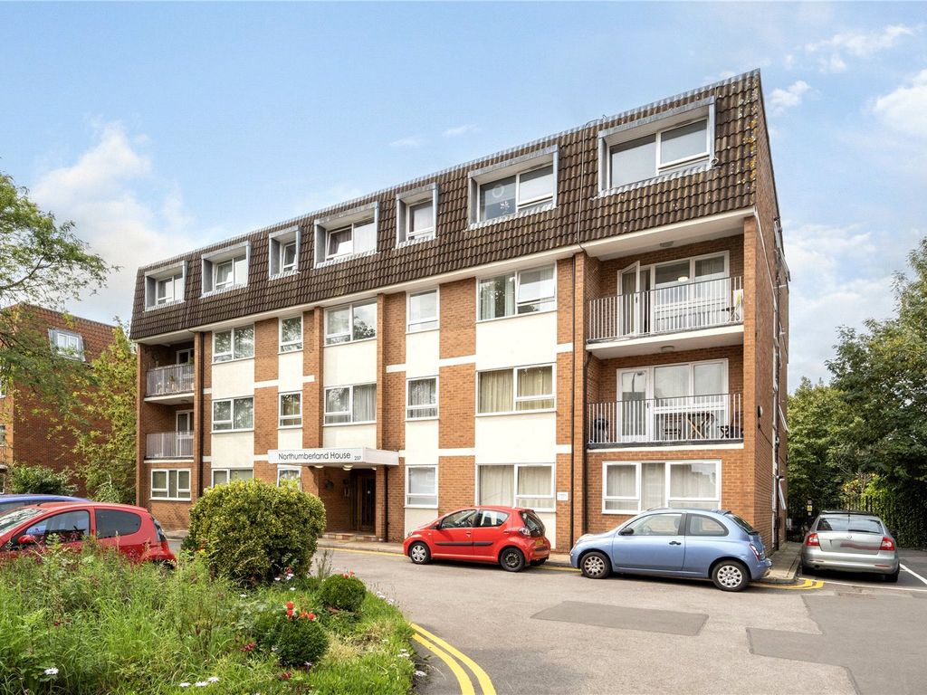 3 bed flat to rent in Northumberland House, Ballards Lane, Finchley