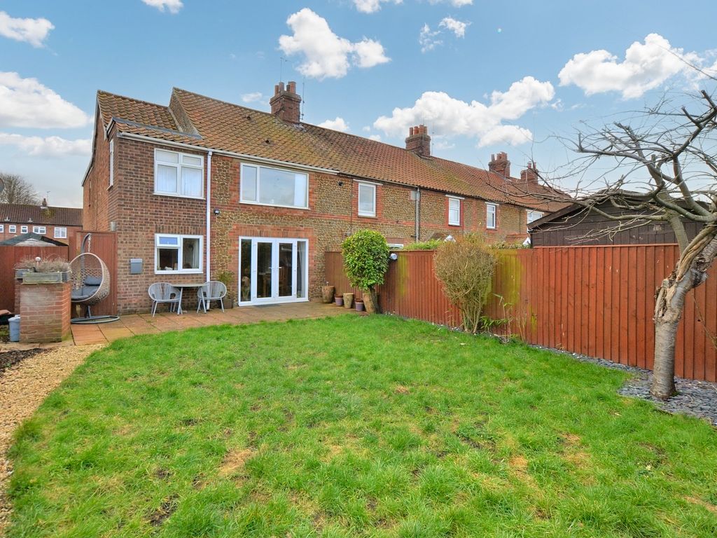 4 bed end terrace house for sale in Southgate Lane, King's