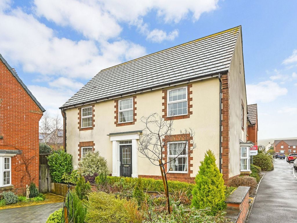 4 bed detached house for sale in Endal Way, Clanfield, Waterlooville
