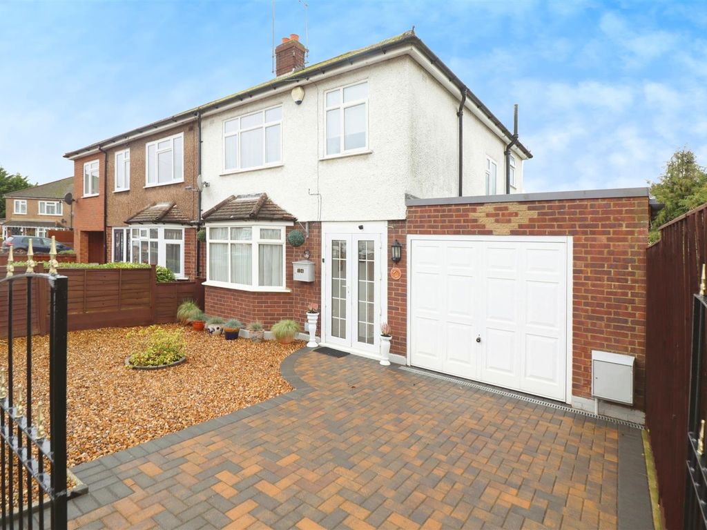 3 bed semidetached house for sale in York Close, Higham Ferrers NN10