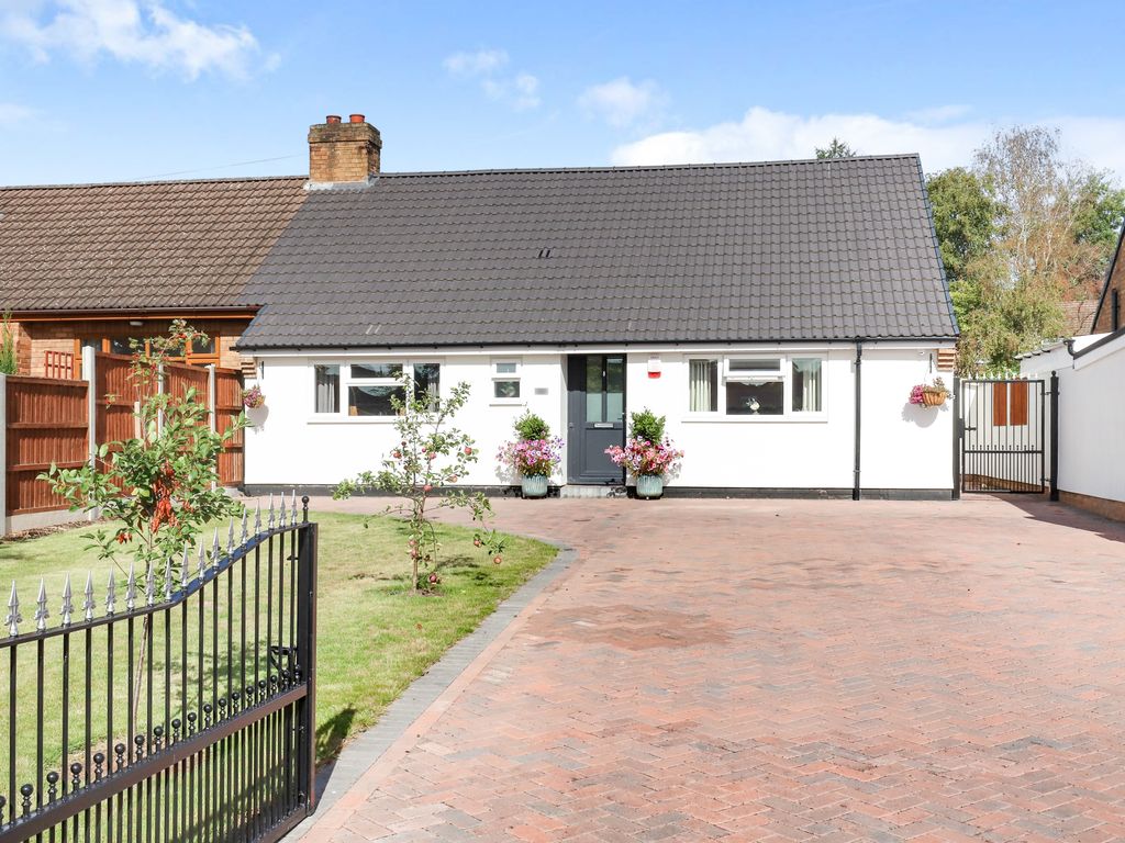 3 bed bungalow for sale in Green Oak Road, Codsall, Wolverhampton