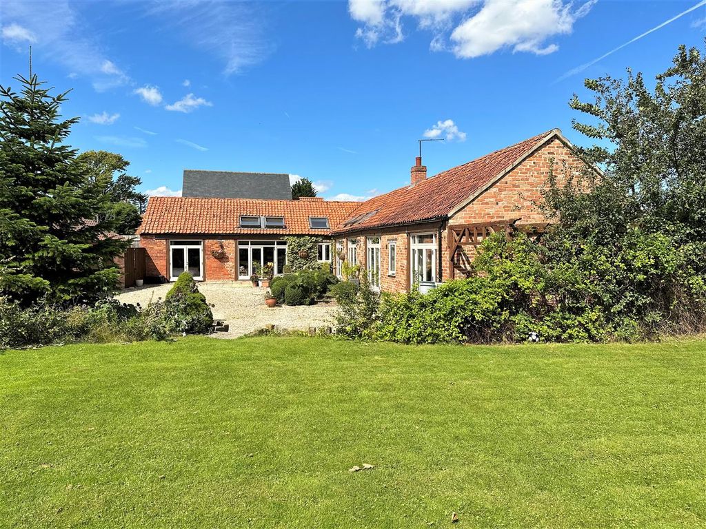 3 bed detached bungalow for sale in High Street, Brant Broughton