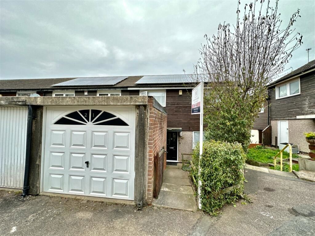 3 bed terraced house for sale in Calder Road, Leicester LE4, £135,000