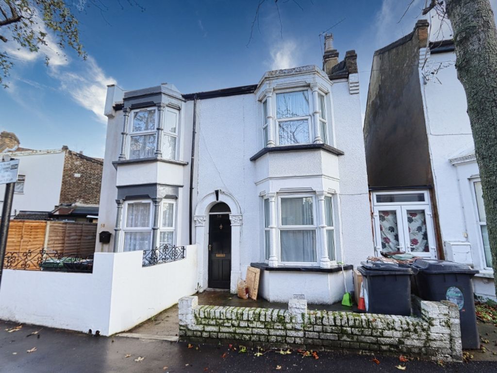 2 bed semidetached house to rent in Buckland Road, Leyton E10, £1,700