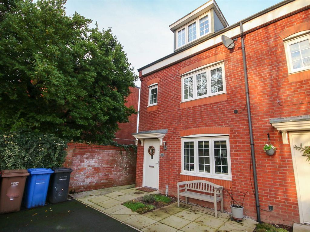 4 bed town house to rent in Clifton Road, Eccles, Manchester M30, £1,600 pcm Zoopla