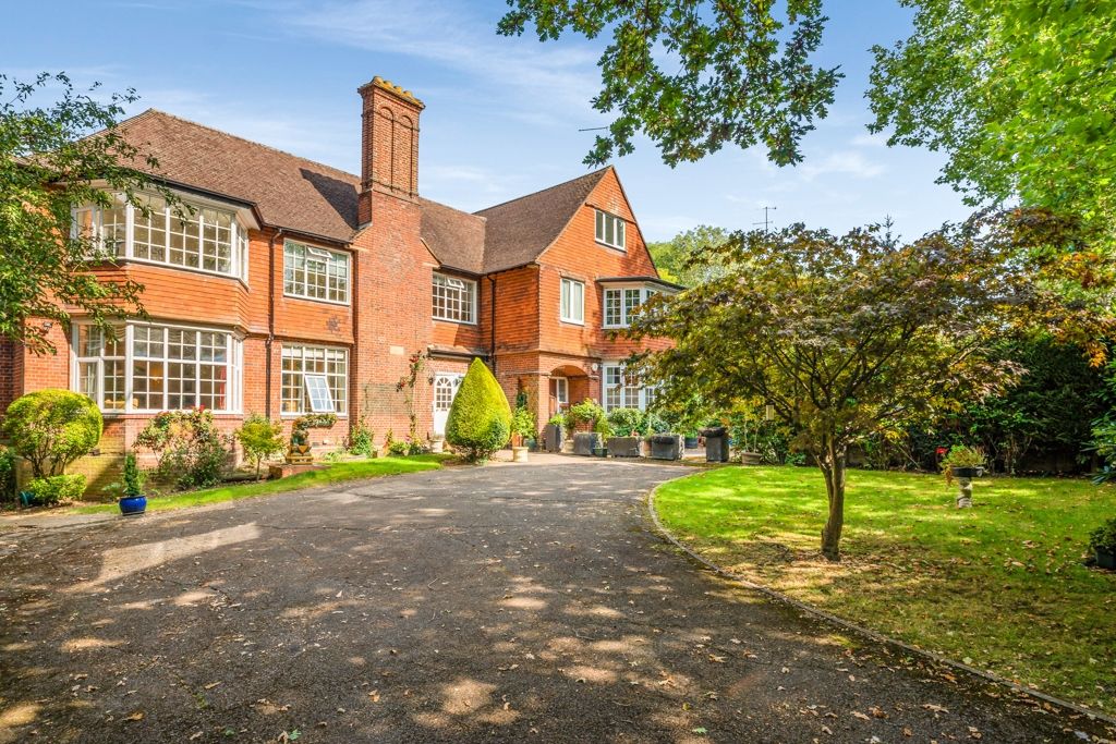 4 bed semidetached house to rent in Carew Road, Northwood HA6, £4,500