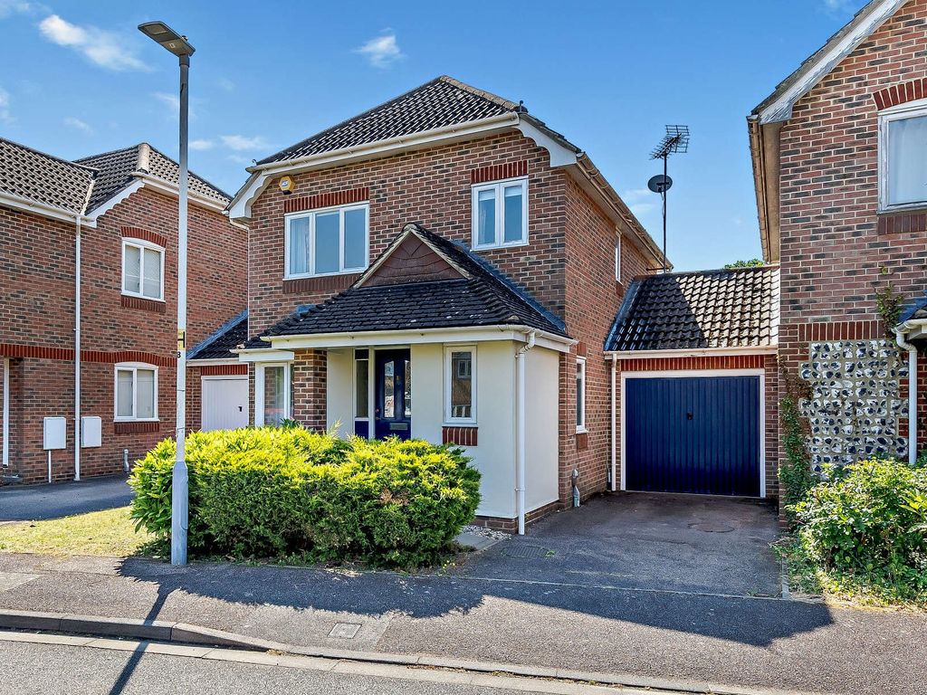 3 bed detached house for sale in Burlington Close, Pinner HA5, £650,000