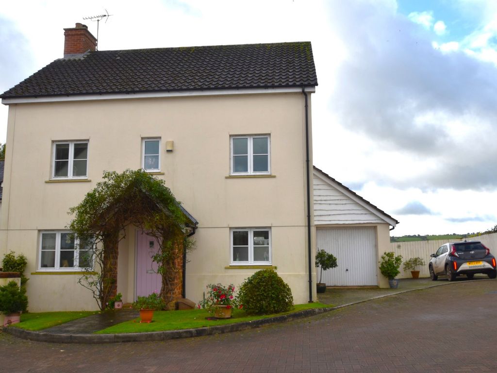 4 bed detached house to rent in Green Acre, Halberton, Tiverton, Devon