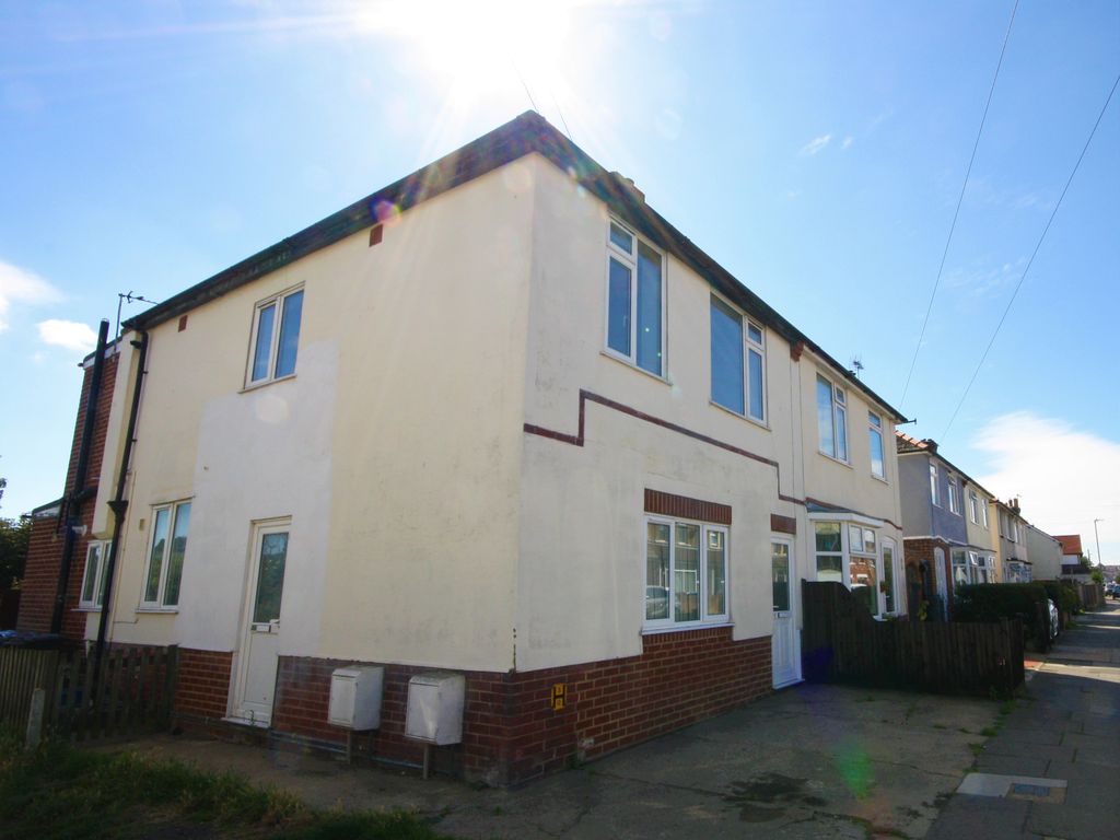 2 bed flat to rent in Mill Road, Deal CT14, £795 pcm Zoopla