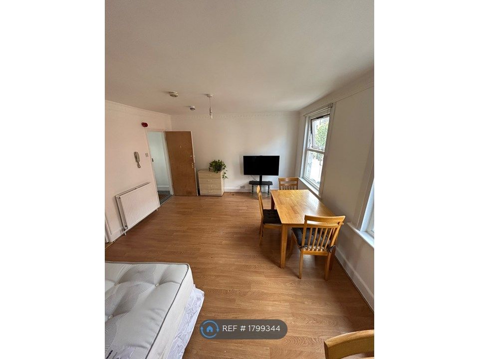 Studio to rent in Caledonian Road, London N7, £1,500 pcm Zoopla