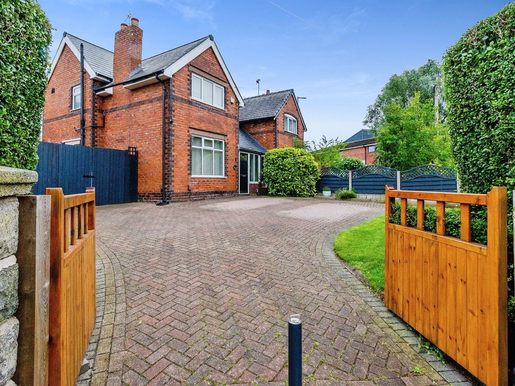 3 bed semidetached house for sale in Broadstone Avenue, Walsall WS3, £