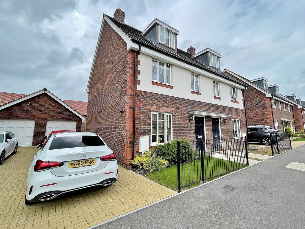 3 bed semidetached house to rent in Foxglove Drive, Wood