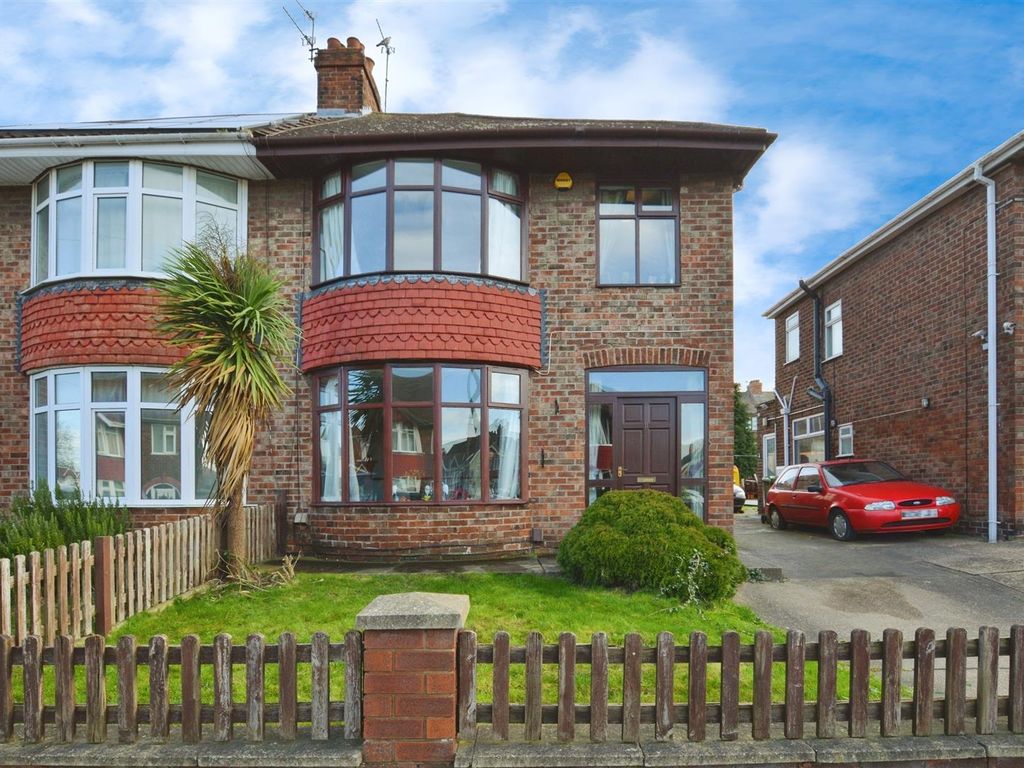 3 bed semidetached house for sale in Newland Avenue, Scunthorpe DN15
