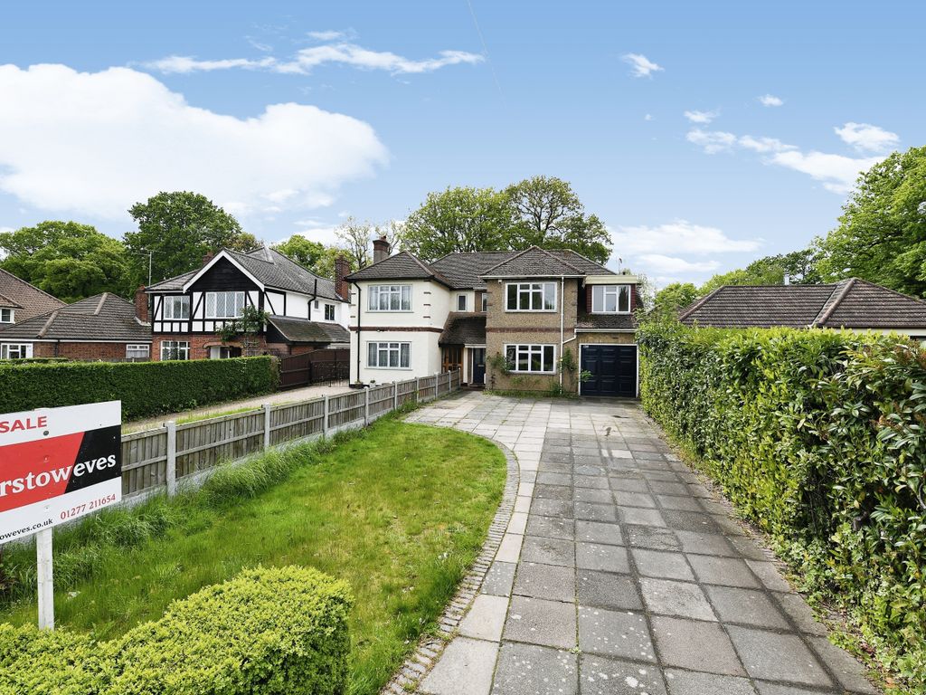 5 bed semidetached house for sale in Ingrave Road, Brentwood, Essex