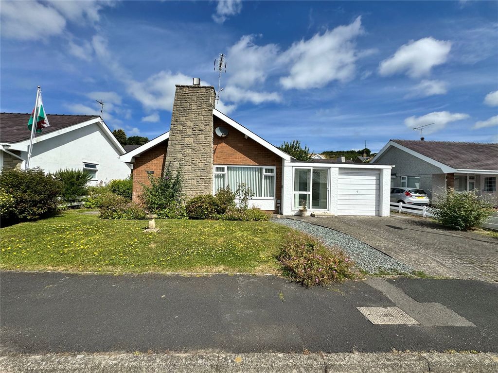 3 bed bungalow for sale in Erwenni, Ala Road, Pwllheli, Gwynedd LL53, £